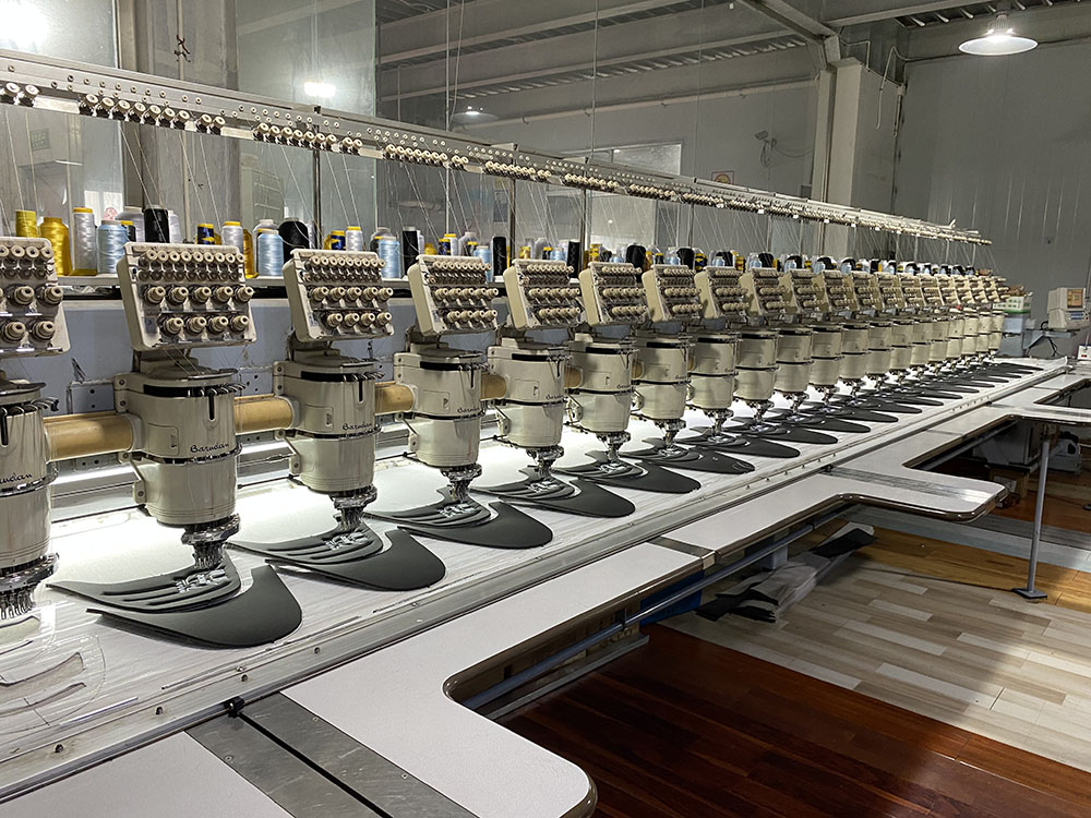 Το εργοστάσιό μας έχει εισαγάγει πάνω από 300 σετ εξοπλισμού από τη Γερμανία, τη Νότια Κορέα και την Ταϊβάν.Με τον αυτοαναπτυγμένο εξοπλισμό αυτοματισμού και την υψηλή απόδοση παραγωγής, η μηνιαία παραγωγική μας ικανότητα καπέλων έφτασε τα 500000 τεμάχια και η ετήσια παραγωγική μας ικανότητα έφτασε τα 6 εκατομμύρια τεμάχια.